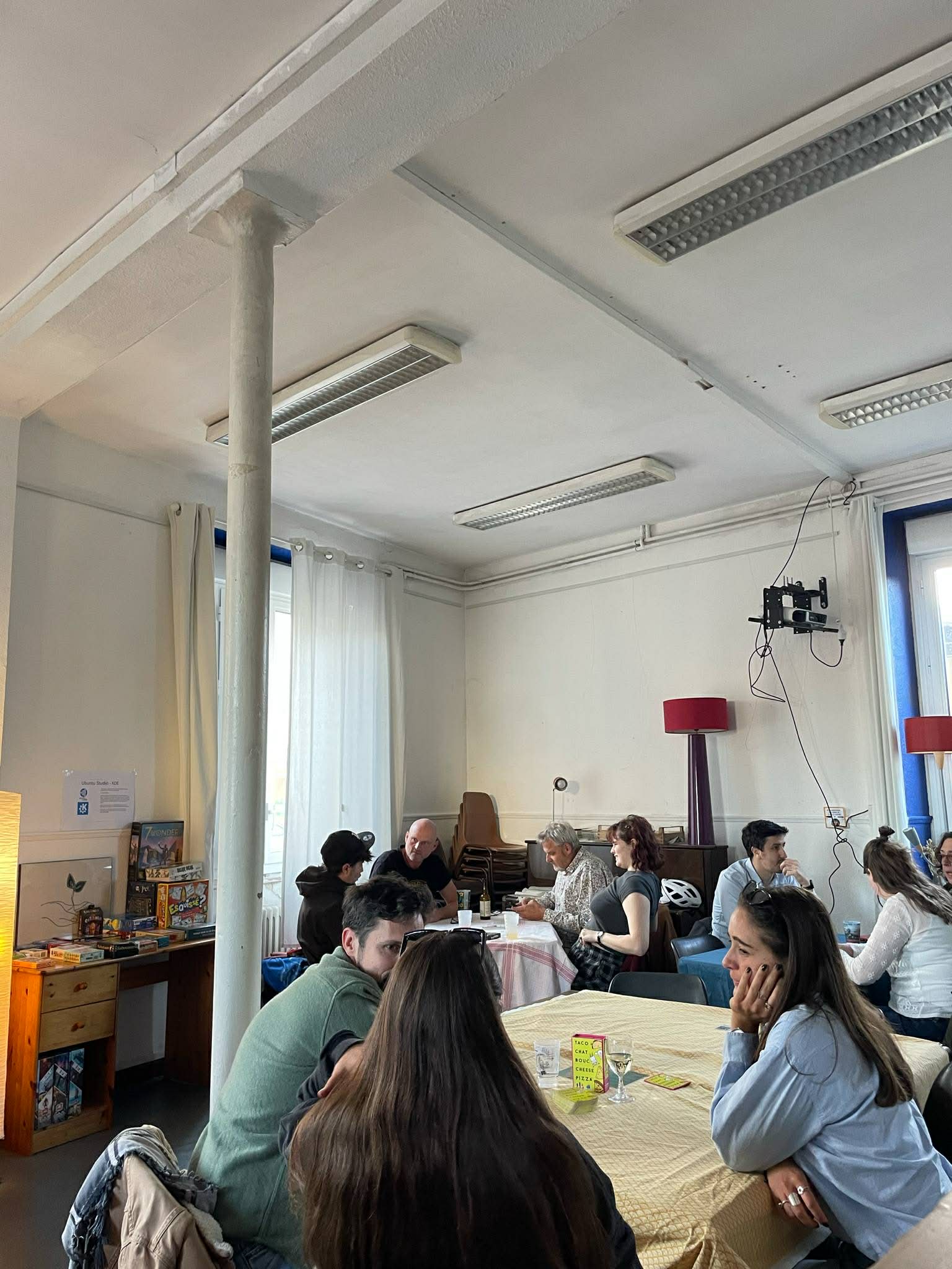Public réuni autour des jeux pendant une soirée du Plateau