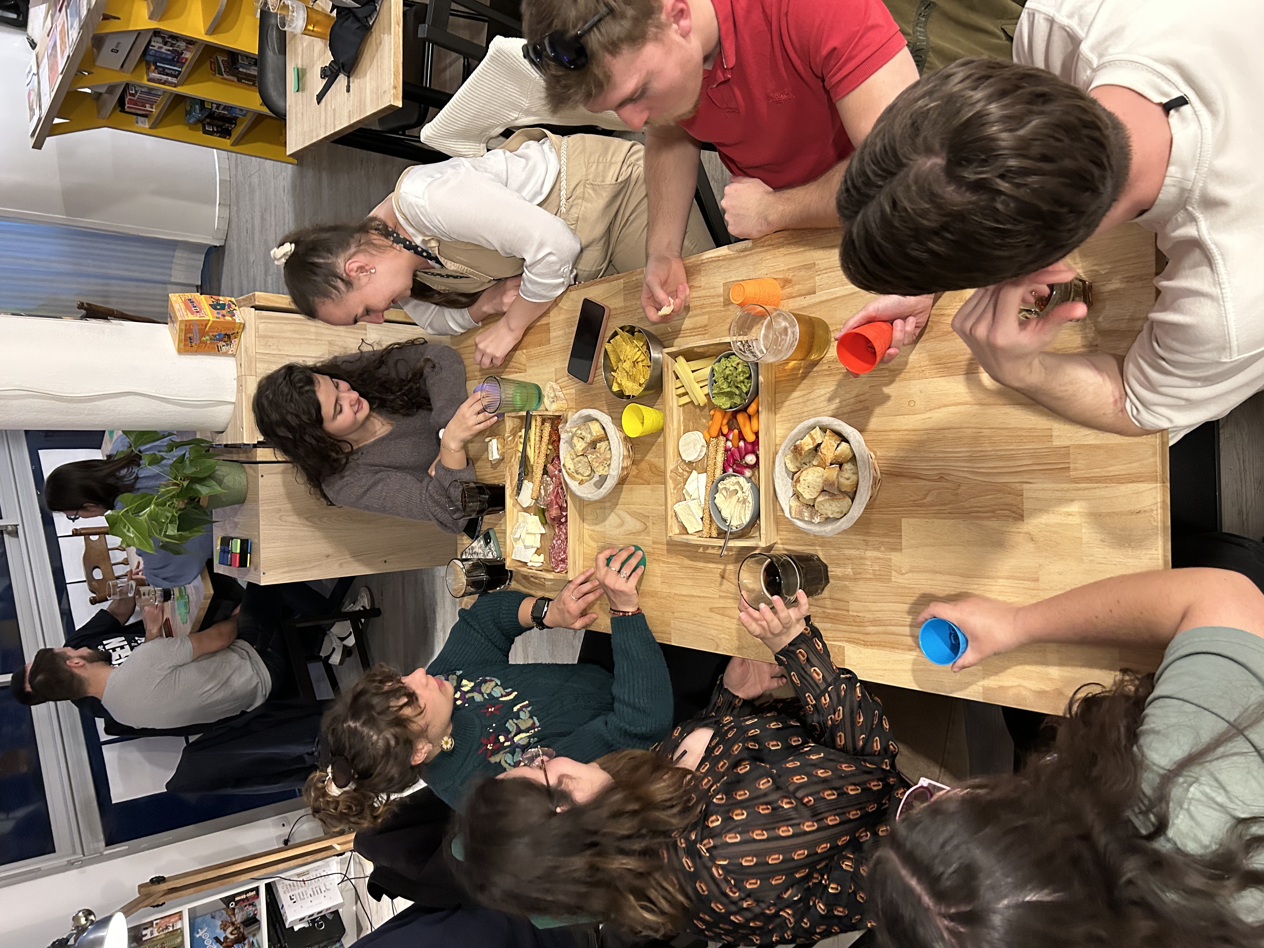 Des joueurs autour d'une table au Plateau